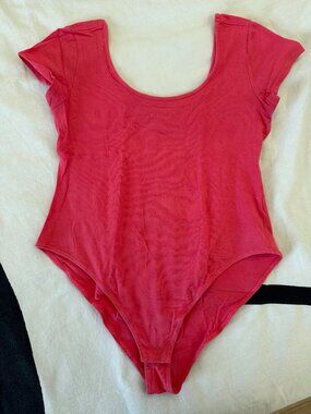 EUC Timing Red Scoop Neck Bodysuit Short Sleeve Stretch Top